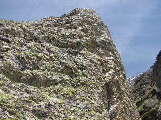 roccia in alto nel vallone