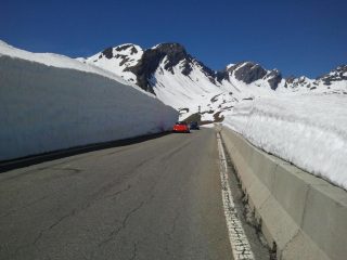 macchine tra i muri di neve
