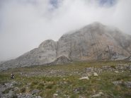 Finalmente la nebbia ci svela la grande parete