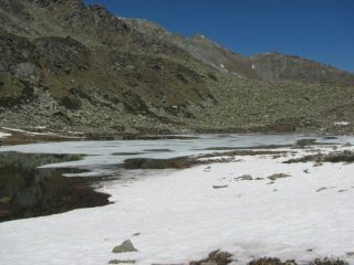 Lago Soprano in parte gelato