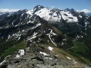 Si prende subito quota, la Becca Frudiera appare sempre più maestosa, dietro di lei a dx le due dame