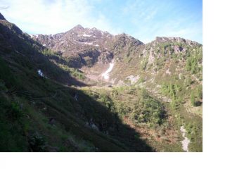 La conca dell'Alpe Laghetto Stella con la Cima di Ianzo da sfondo
