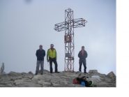 I soci Rodolfo, Carlo e Paolo sotto la croce di vetta per la foto ricordo
