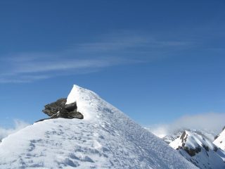 cresta nevosa in cima