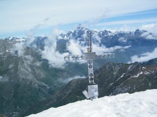 La croce del Faraut con il Monviso