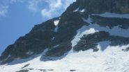 A sx in alto il canalino che finisce sulle rocce, alla sua dx la cengia rocciosa e il pendio con la strettoia 