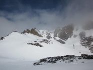 poco sopra il rifugio, al centro il canalino da risalire
