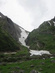 il canalino ancora innevato fino alla Piana del Morasco
