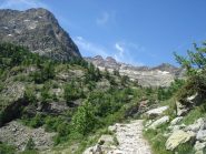 Dietro il costone sorge il rifugio