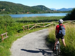 sul primo tratto del lago di Comabbio