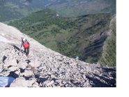 Si avanza a fatica  sul detritico versante nord del Furgon...