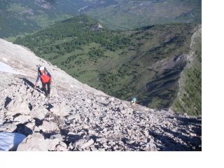 Si avanza a fatica  sul detritico versante nord del Furgon...