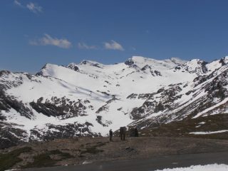 06 - vallone verso Pointe de La Met - Bezin - Des Fours. Ancora molti scialpinisti alla partenza da Pont de la neige