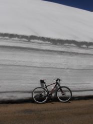 02 - poca neve lungo l'ultimo tornante...