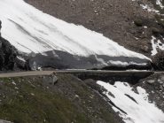 10 - strada tagliata nei nevai nella zona di Pont de la Neige