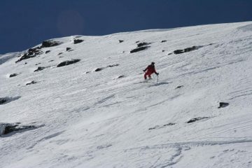 Jack in discesa, nella parte alta, poco sotto l'anticima  