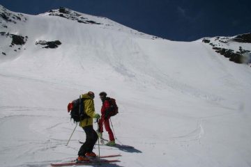 Rox e Jack sotto la parete, a destra le tracce alte e la parte bassa di discesa