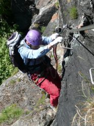Facile strapiombo iniziale sulla rossa