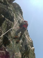 Giulio sullo strapiombo iniziale della nera