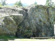 Ponte delle scimmie, a destra la paretina per l'arrampicata