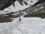 Noi arriviamo all'auto ed i ciclisti arrivano al colle