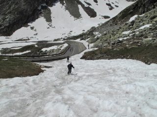 Noi arriviamo all'auto ed i ciclisti arrivano al colle