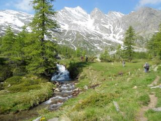 Si sale dopo il bivio con il 526