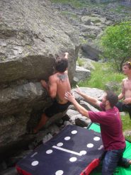 Gabry esce dal duro traverso di 7a