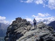 Giovanni in discesa dalla vetta...