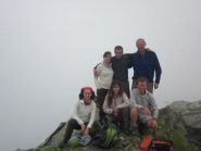 foto di vetta in mezzo alla nebbia