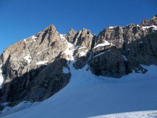 Roccia Viva, a sinistra, e canale Coolidge, dal ghiacciaio di Roccia Viva