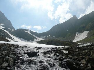 Emissario dei laghi, passo del Rothorn e rilievo risalito sulla destra