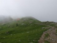 Il crinale con il Rifugio Sanremo avvolti dalle nuvole