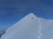 Mario  lascia la vetta della Bionnassay