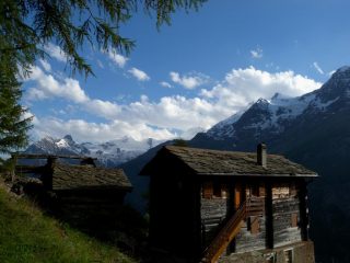 salendo in serata sopra Sass