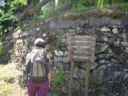 Segnaletica all'imbocco del bosco
