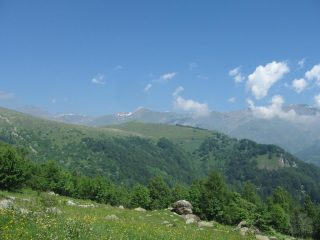 Bric Arpiol in primo piano visto da Meire Tirolo.