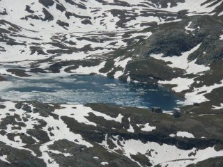 Lago Miserin parzialmente ghiacciato