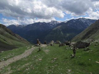 Pianoro con gli ometti di pietre