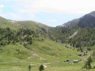 Al centro il Colle d'Esischie
