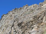 La croce dell'Ouillé vista da poco sotto il colle