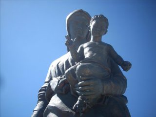 l'enorme statua della Madonna