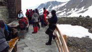 preparativi prima della partenza da Rifugio Similaun (23-6-2012)