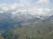il gruppo del Rosa semicoperto dalle nubi e fotografato da Corno Bussolaz