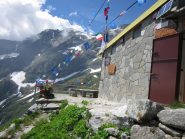 particolare del rifugio con bandierine