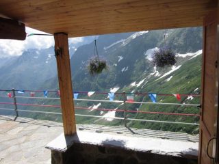 rifugio con bandierine e fiori