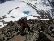 In cresta con il laghetto in basso