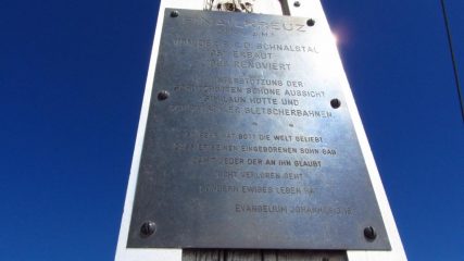 la targhetta metallica posta sulla croce di vetta (24-6-2012)