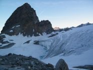 La seraccata che cade nel laghetto. Sullo sfondo il Mont Seti
