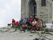 foto di gruppo ai piedi della statua del Cristo